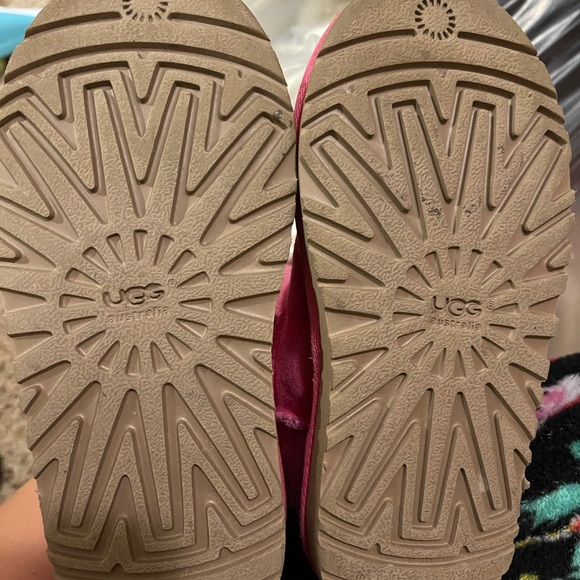 - UGGS - Picture 5 of 7